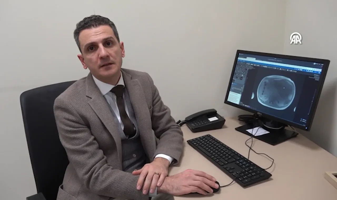 Tıp dünyasında nadir görülüyor, iki bebek büyüklüğünde! Kayseri'deki Kazakistanlı kadının karnından çıkanlar şoke etti