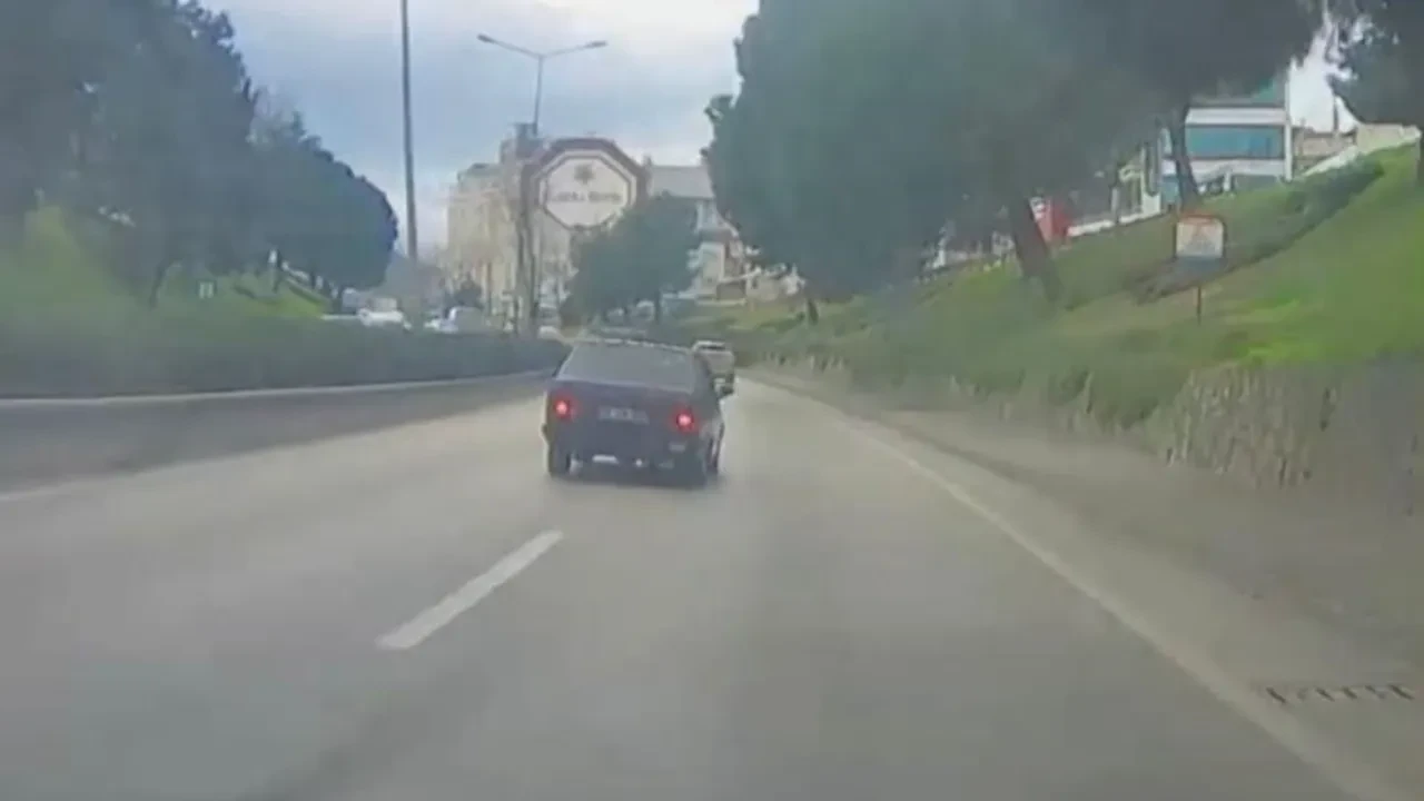 Trafikte çocuklara öyle bir hareket yaptı ki... Psikotekniğe sevk edildi, ehliyetine el konuldu 
