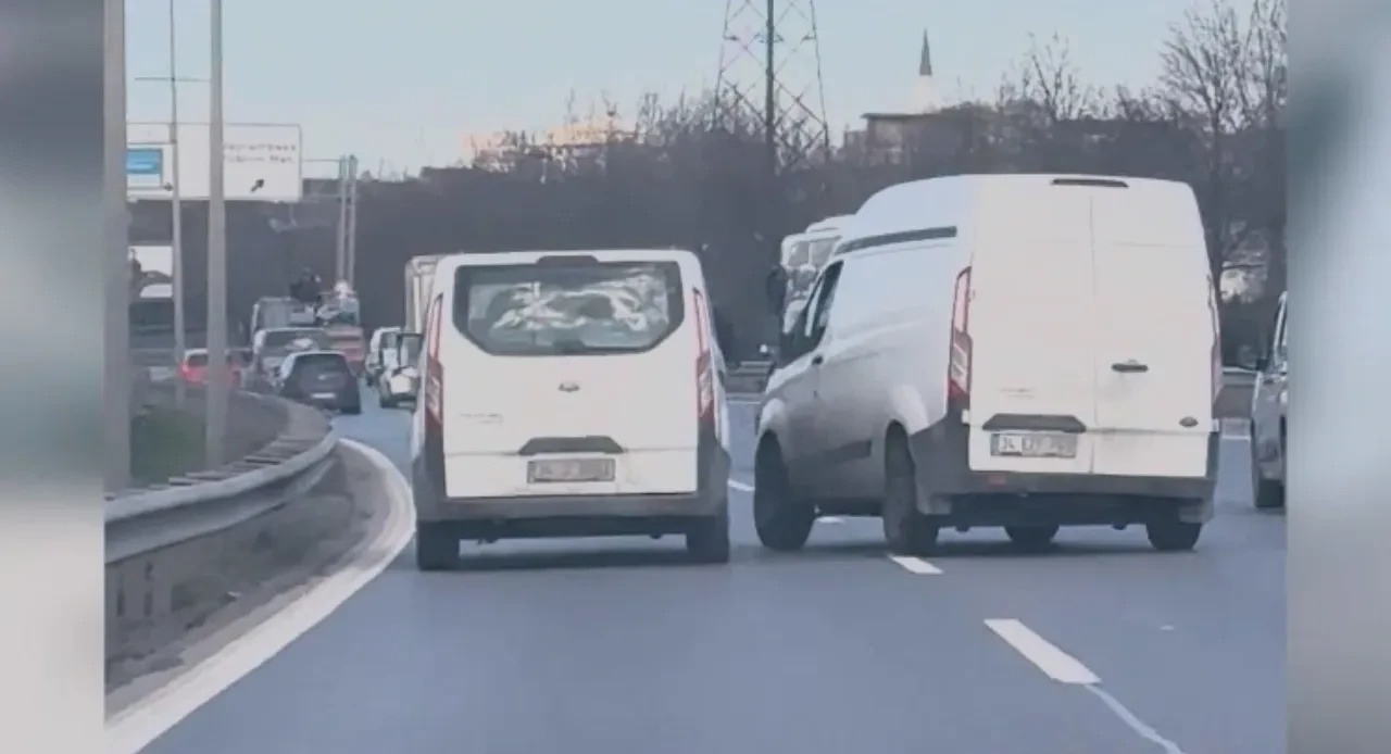 Trafikte dehşet anları! Tartıştığı sürücünün aracına böyle çarptı 