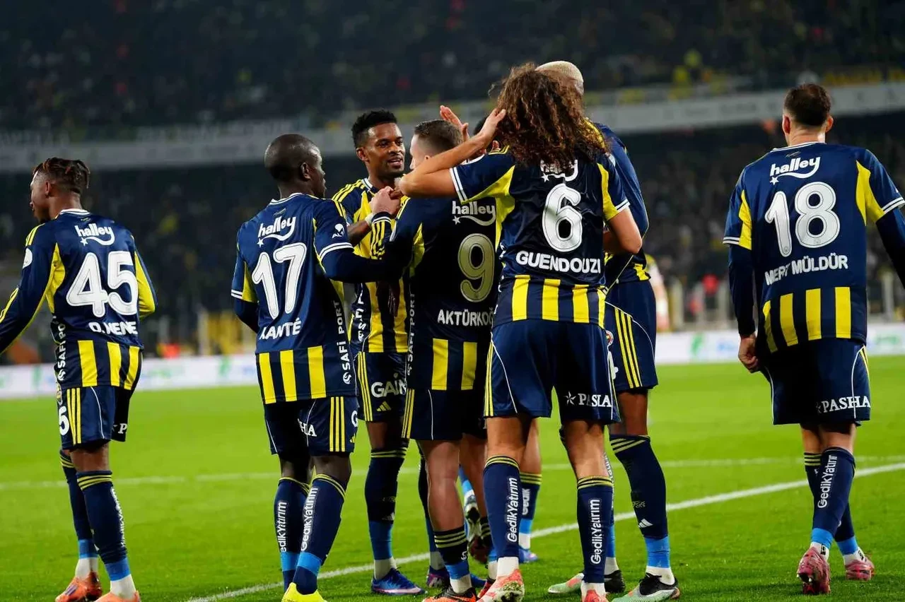 TRT 1 CANLI Fenerbahçe maçı nereden izlenir? Nottingham Forest şifresiz canlı maç başlıyor