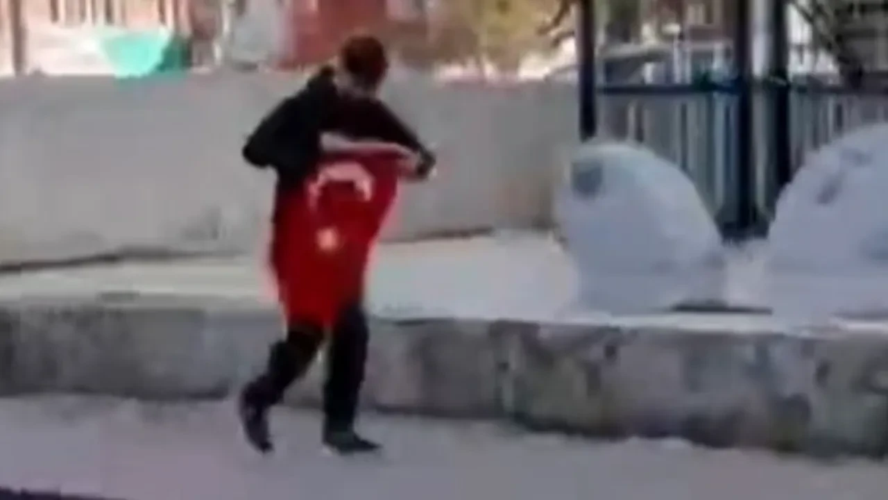 Türk bayrağını yerde bırakmadı! Tüyleri diken diken eden görüntüler kamerada