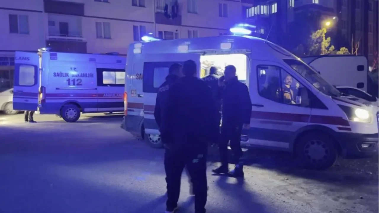 Aksaray'da doğal gaz patlaması! Binanın duvarları yıkıldı: 1'i ağır 2 kişi yaralı