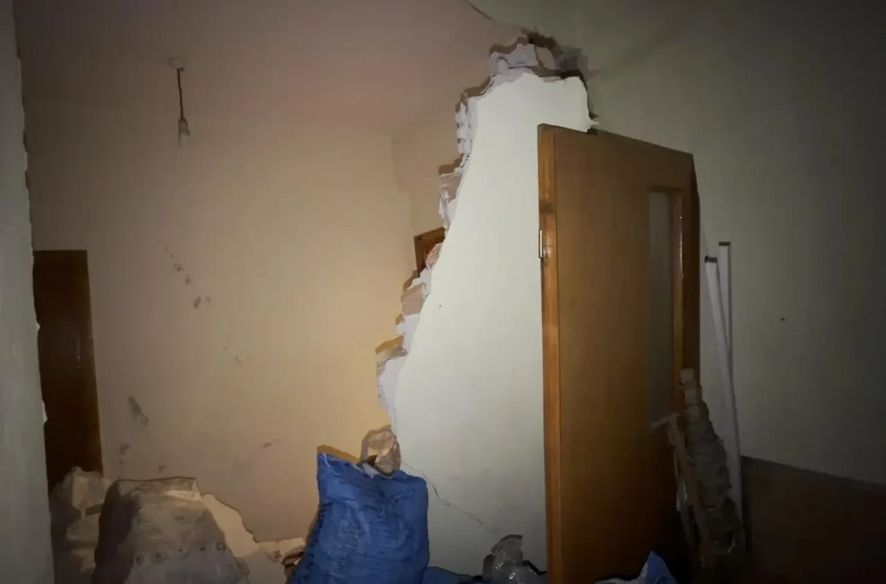 Aksaray'da doğal gaz patlaması! Binanın duvarları yıkıldı: 1'i ağır 2 kişi yaralı