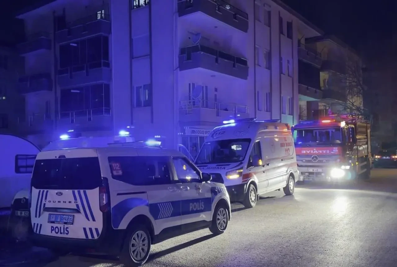 Aksaray'da doğal gaz patlaması! Binanın duvarları yıkıldı: 1'i ağır 2 kişi yaralı