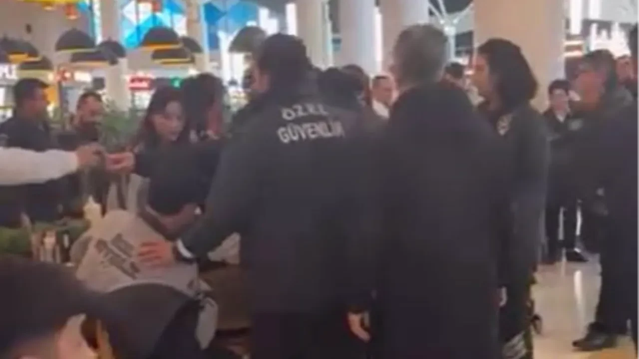 AVM'de bıçaklı kavga! Sandalyeler havada uçuştu: O anlar kamerada 