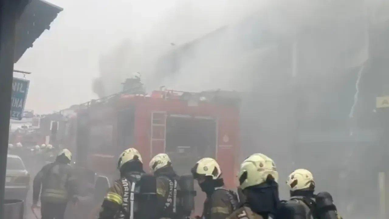 Başakşehir'den alevler yükseliyor! Sanayi sitesinde korkutan yangın