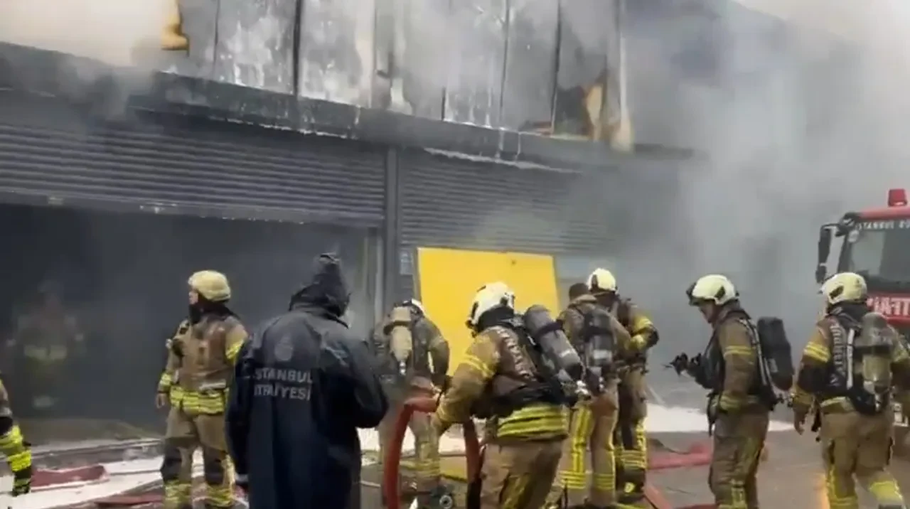 Başakşehir'den alevler yükseliyor! Sanayi sitesinde korkutan yangın