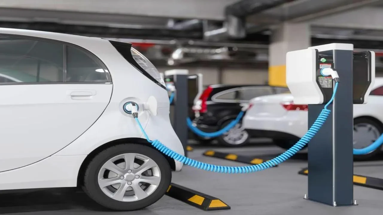 Elektrikli otomobillerde yeni tartışma: Şarj istasyonlarına zam geldi, avantaj eridi