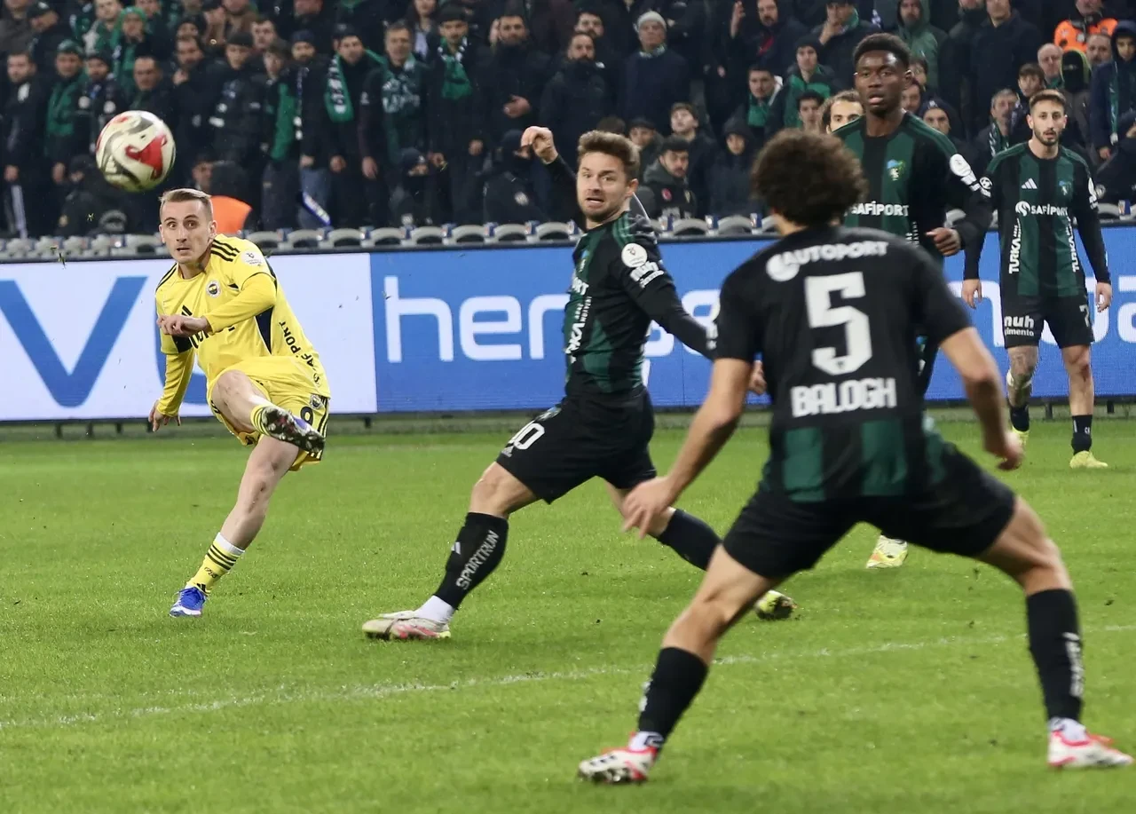 Fenerbahçe Kocaelispor deplasmanından 3 puanla dönüyor!