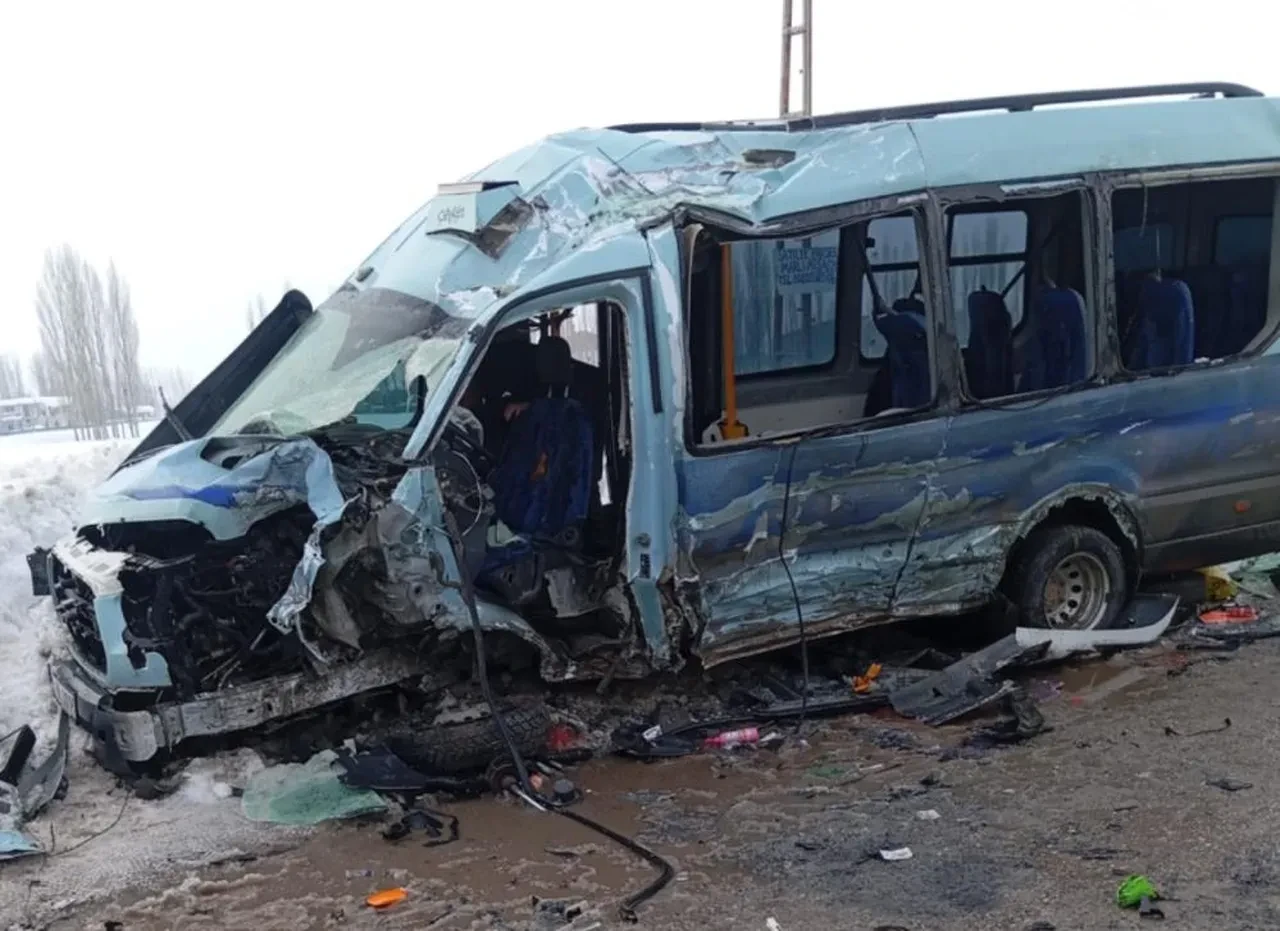 Halk otobüsü ile minibüs çarpıştı! Kaza yerinde can pazarı: Çok sayıda yaralı var