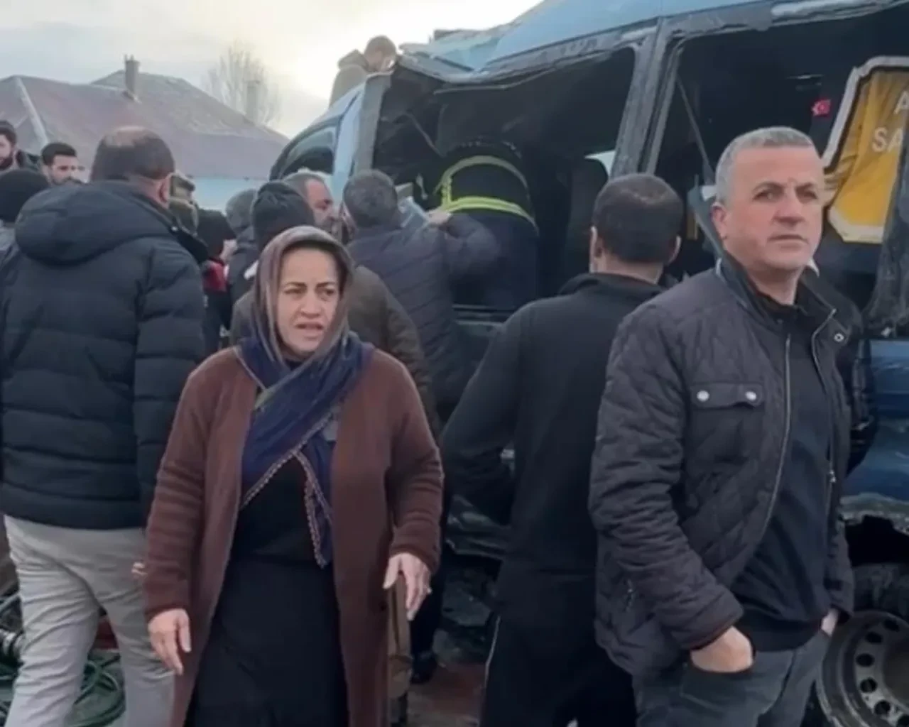 Halk otobüsü ile minibüs çarpıştı! Kaza yerinde can pazarı: Çok sayıda yaralı var