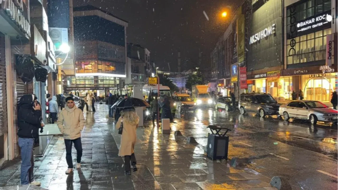 İstanbul'da beklenen haber geldi! Arnavutköy'de kar yağışı başladı