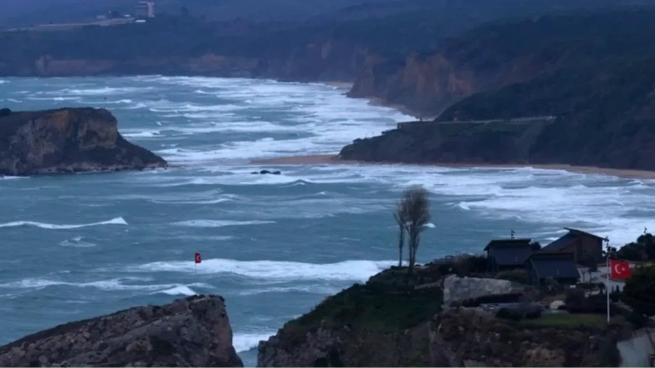İstanbul'da fırtına etkisini gösteriyor! Dev dalgalar havadan görüntülendi