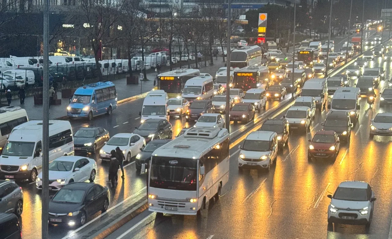 İstanbul'da tatilin ardından haftanın ilk iş günü dönüş trafiği