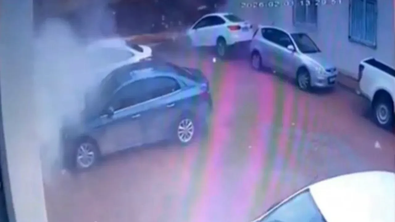 İstinat duvarı büyük gürültüyle çöktü! 3 araç duvar altında kaldı: O anlar kamerada 