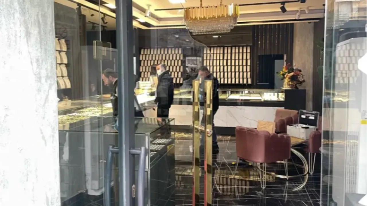 Kar maskeli ve silahlı soyguncular kuyumcuyu bastı! Çatışma çıktı, bir polis yaralandı