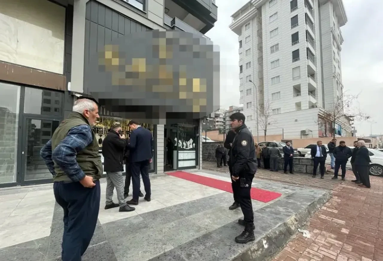 Kar maskeli ve silahlı soyguncular kuyumcuyu bastı! Çatışma çıktı, bir polis yaralandı
