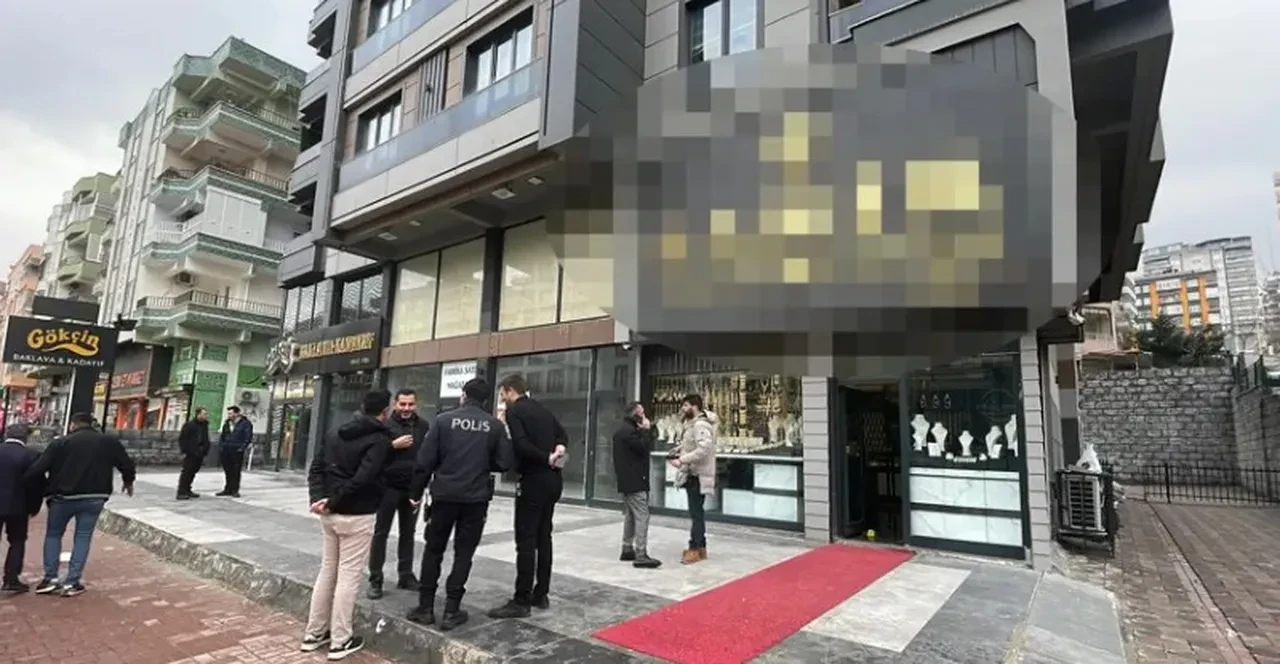Kar maskeli ve silahlı soyguncular kuyumcuyu bastı! Çatışma çıktı, bir polis yaralandı