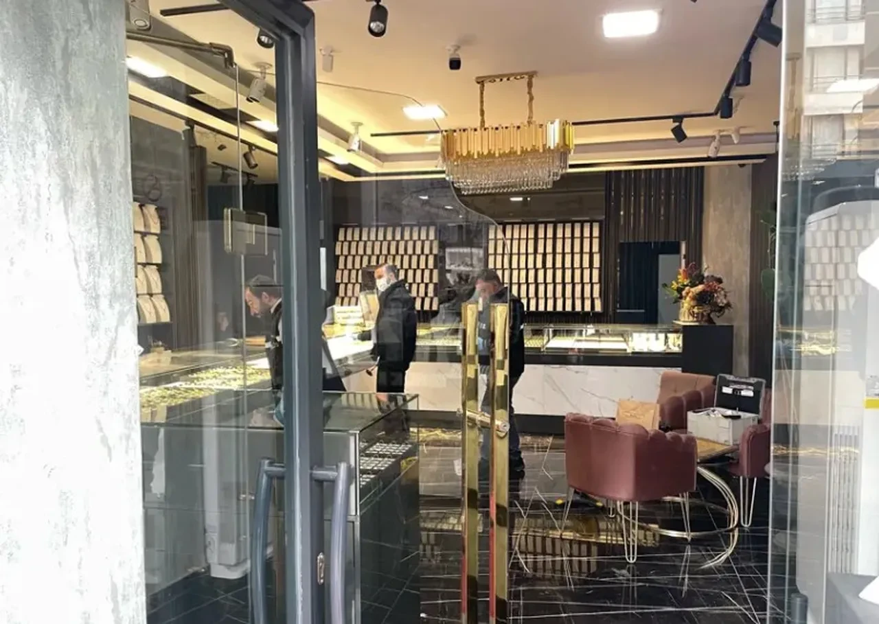 Kar maskeli ve silahlı soyguncular kuyumcuyu bastı! Çatışma çıktı, bir polis yaralandı