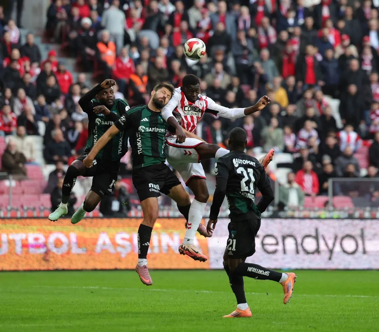 Kocaelispor Fenerbahçe maç kadrosu, muhtemel 11! FB'de 3, Kocaelispor'da 4 futbolcu karşılaşmada yok