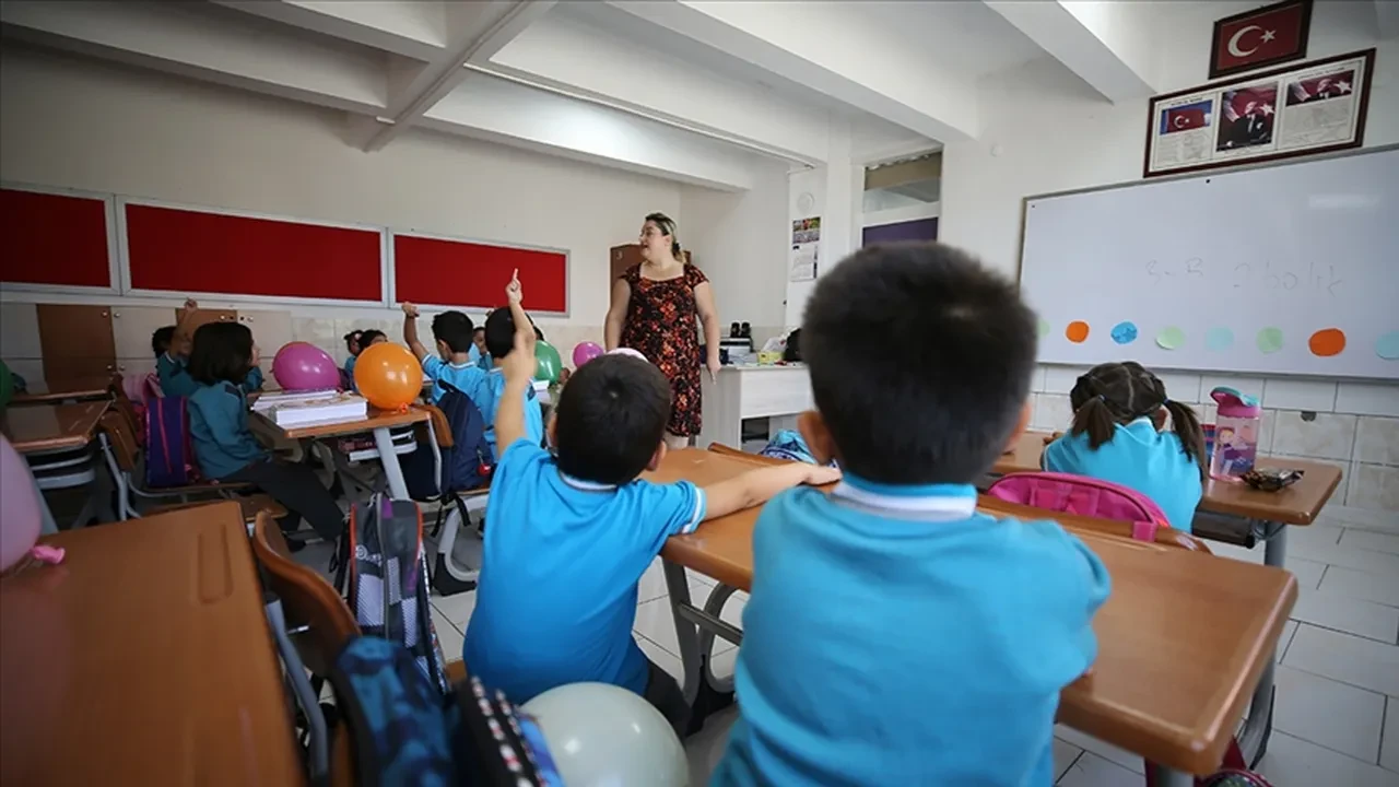 MEB duyurdu! Milyonlarca öğrenciyi ilgilendiriyor: Mart ayında iki tatil birleştirildi 