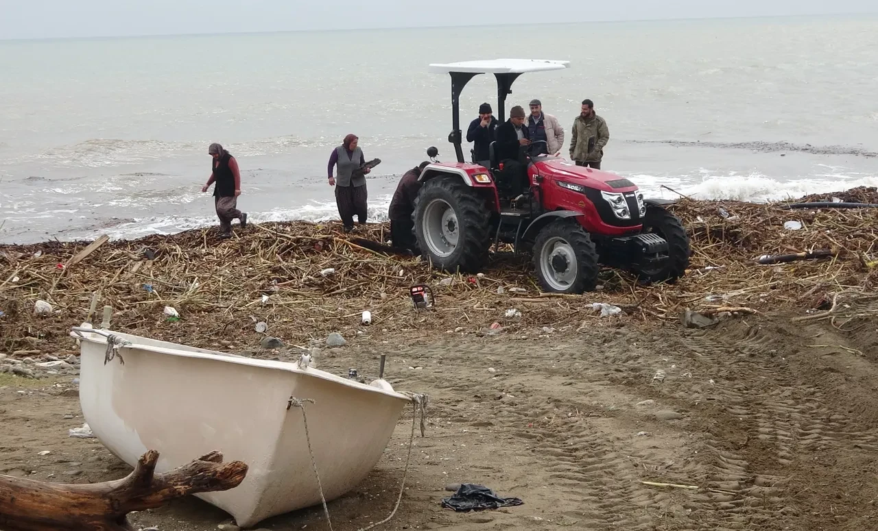 Milyonluk yazlıkların önünde ekmek kavgası! Selin getirdiği odunları toplamak için hayatlarını tehlikeye attılar