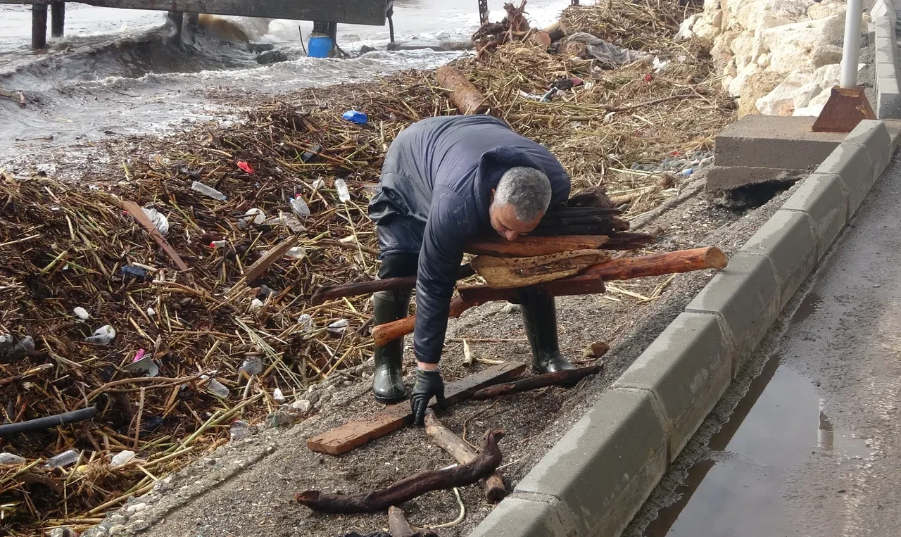 Milyonluk yazlıkların önünde ekmek kavgası! Selin getirdiği odunları toplamak için hayatlarını tehlikeye attılar