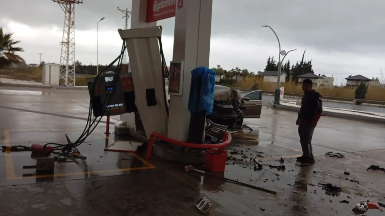 Otomobil akaryakıt istasyonuna daldı! Akaryakıt pompasının devrildiği kazada faciadan kıl payı dönüldü