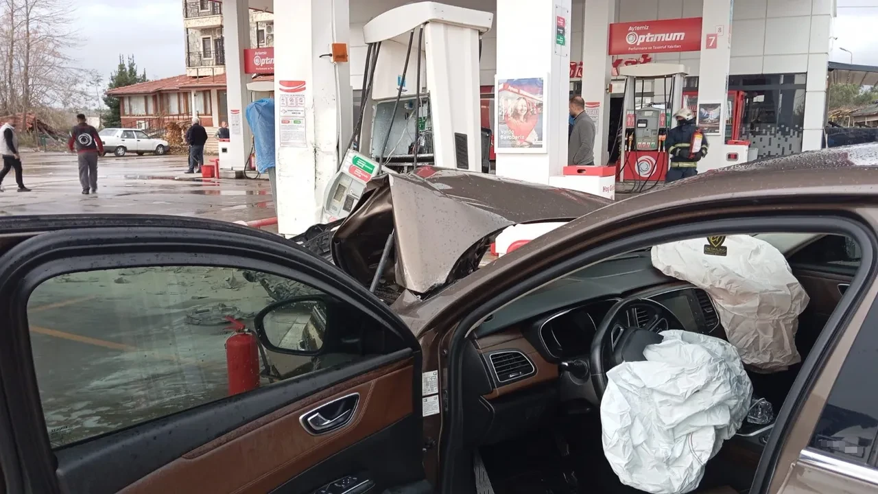 Otomobil akaryakıt istasyonuna daldı! Akaryakıt pompasının devrildiği kazada faciadan kıl payı dönüldü
