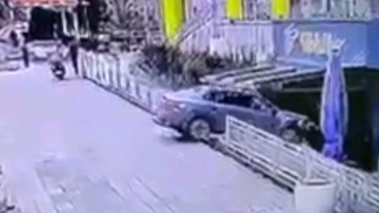 Otomobil AVM'deki kafeye daldı! İşte kaza anları