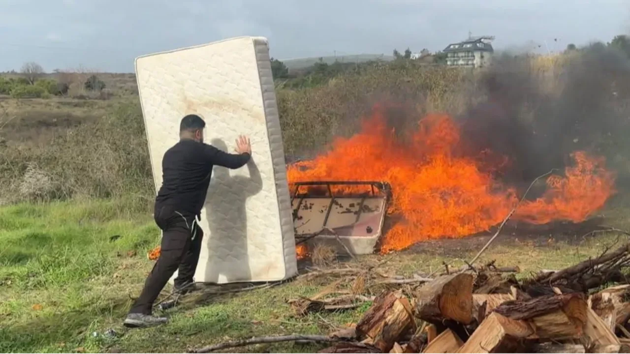 Patron bu sefer gerçekten çıldırdı! Personelin bütün eşyalarını yaktı