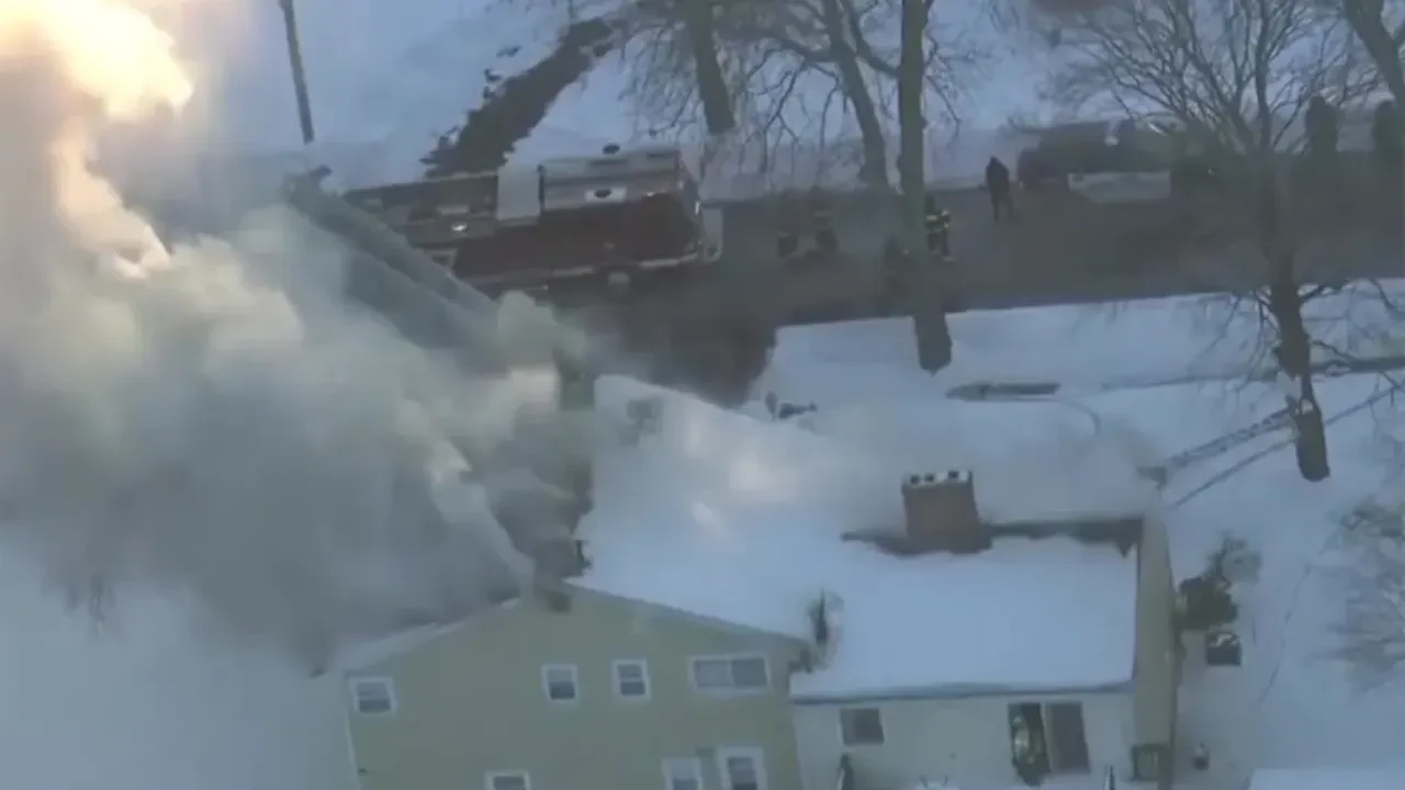 Pürmüzle buzları eritmek isterken evi ateşe verdi!