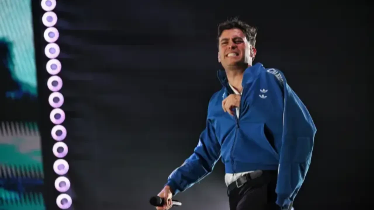 Şarkıcı Delaossa 20 metreden sahneye düştü 