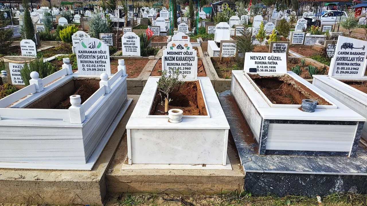 Sel bu sefer ölüleri vurdu! Cenaze sahipleri isyan etti: DNA testiyle mi bulunacak?