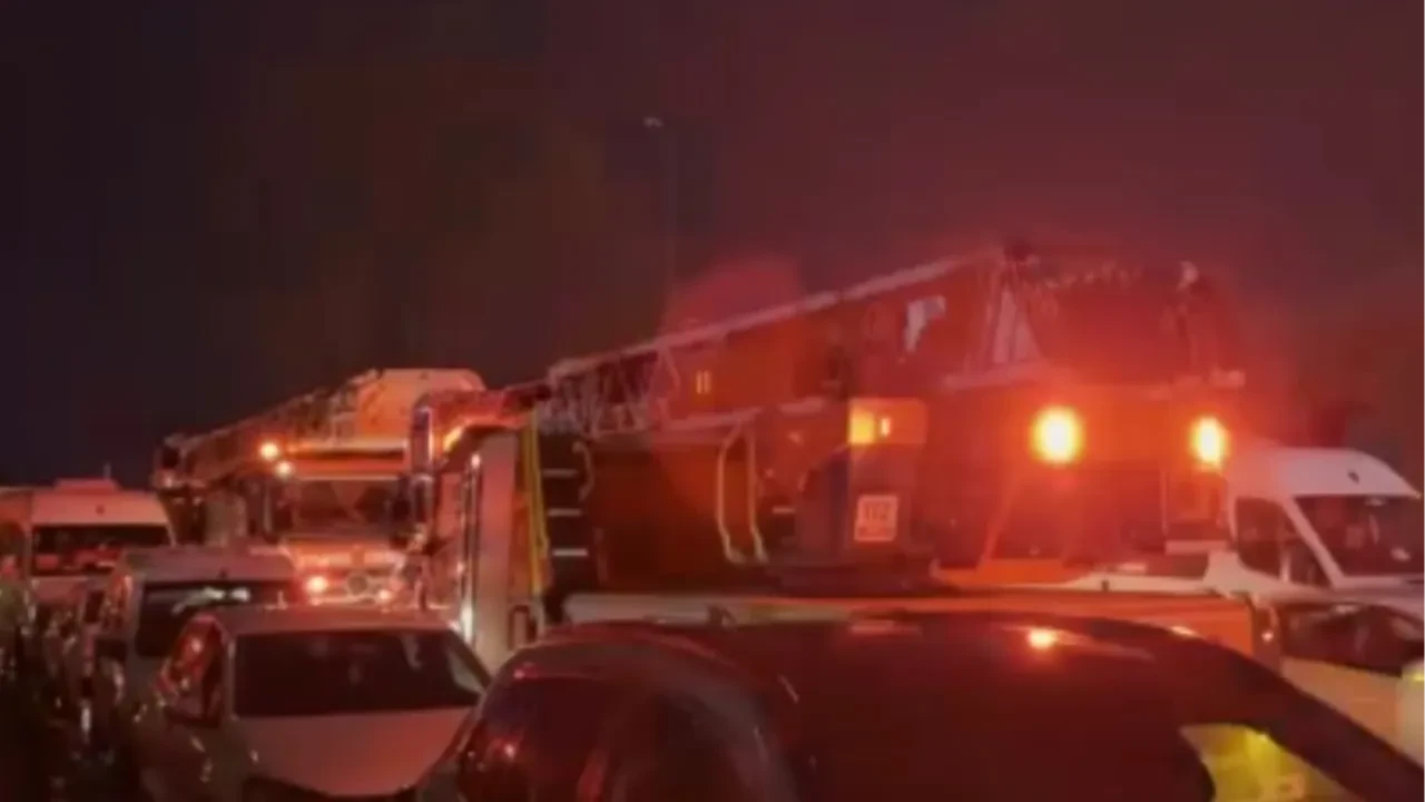 Siten otoparkında yangın! Alevler 5 aracı küle çevirdi