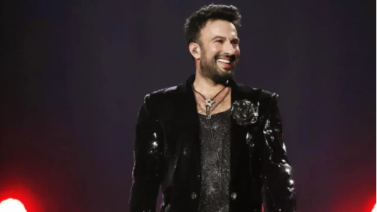Tarkan sözünü tuttu, hayranını sevince boğdu! Havlu anı sosyal medyayı salladı