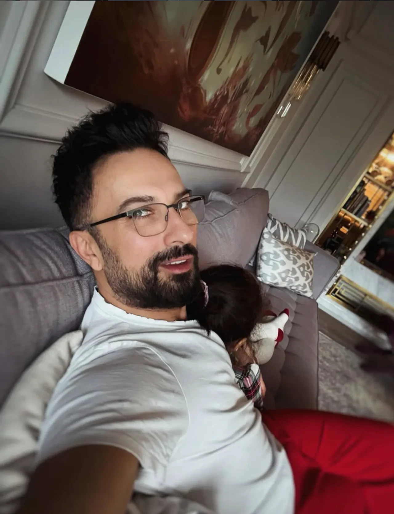 Tarkan sözünü tuttu, hayranını sevince boğdu! Havlu anı sosyal medyayı salladı