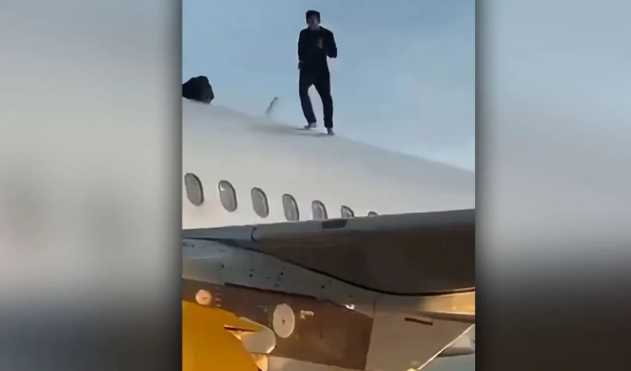 Uçağın üzerindeki adam herkesi çıldırttı, personelle adeta dalga geçti