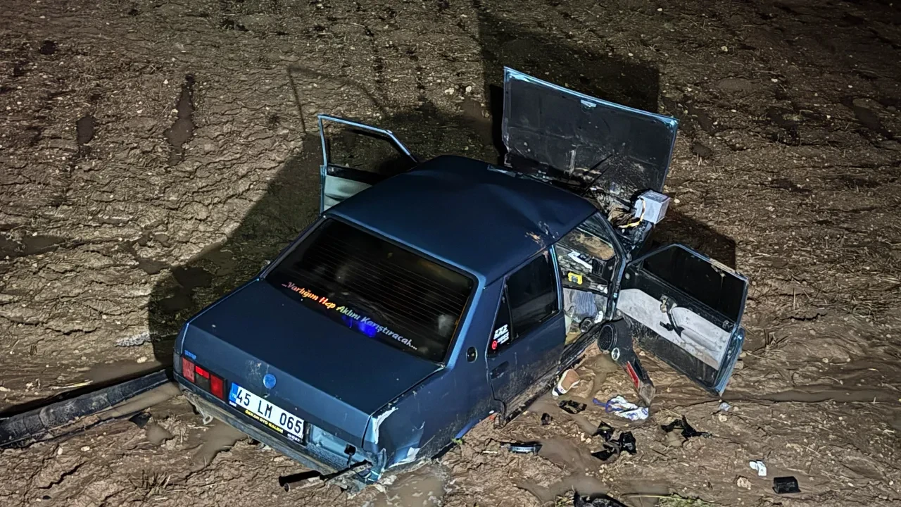 Uşak'ta feci kaza! Çarpışan otomobillerden biri tarlaya uçtu: 5 yaralı