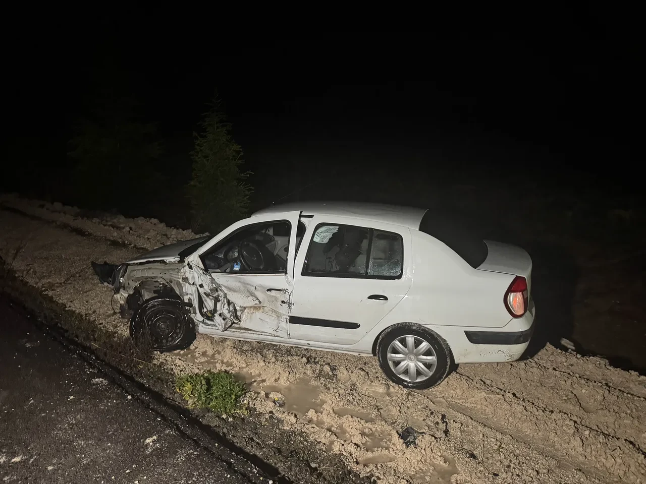 Uşak'ta feci kaza! Çarpışan otomobillerden biri tarlaya uçtu: 5 yaralı