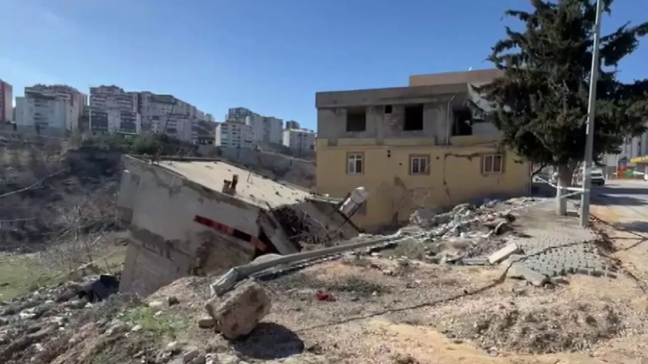 Adıyaman'da heyelan yıktı geçti! Bir ev yıkıldı, bir ev hasar gördü