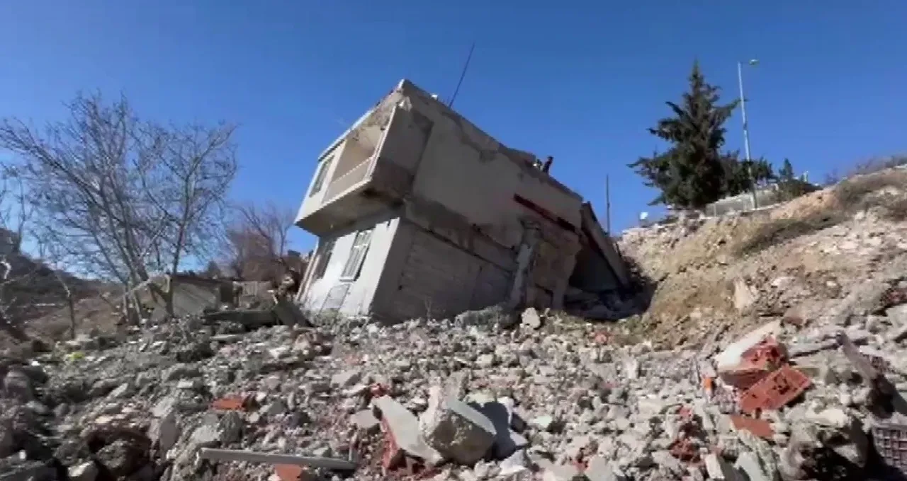 Adıyaman'da heyelan yıktı geçti! Bir ev yıkıldı, bir ev hasar gördü