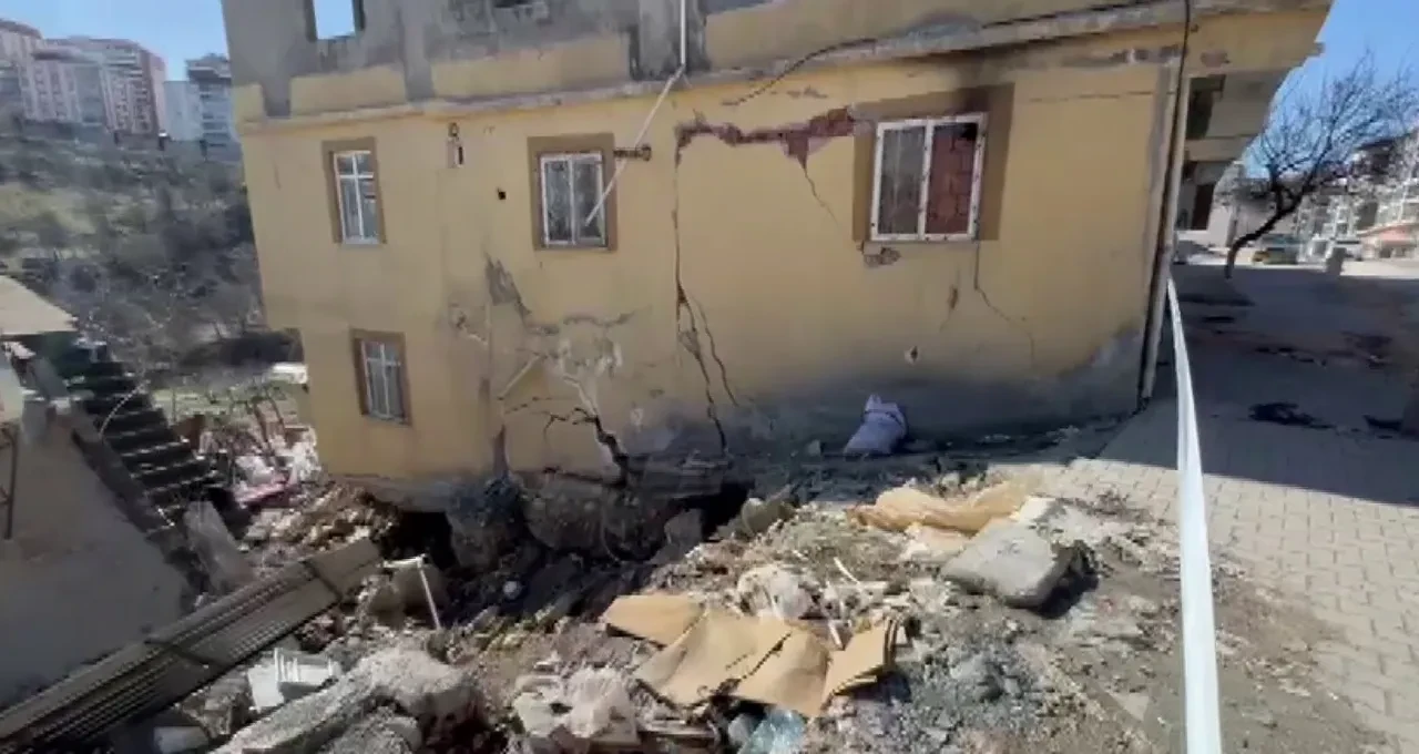 Adıyaman'da heyelan yıktı geçti! Bir ev yıkıldı, bir ev hasar gördü