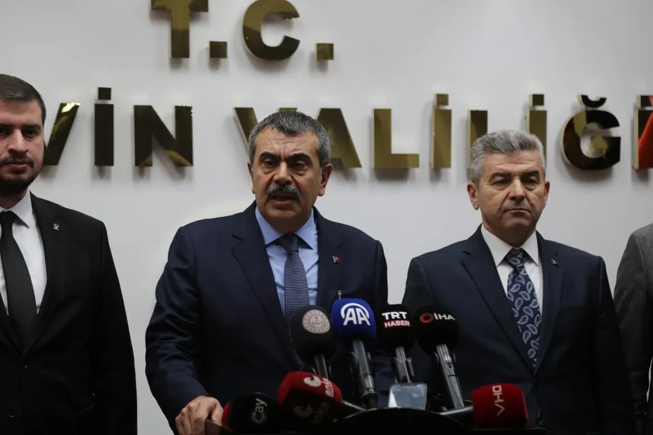 Bakan Tekin'den Özgür Özel'e 'laiklik bildirisi' tepkisi: Onun kadar midesi geniş değilim