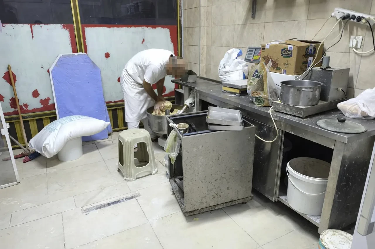 Baklavacıda iğrenç görüntüler! Hamuru ayaklarıyla çiğnedi: Savunması şoke etti