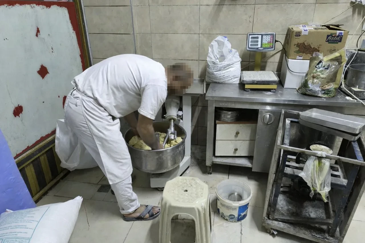 Baklavacıda iğrenç görüntüler! Hamuru ayaklarıyla çiğnedi: Savunması şoke etti