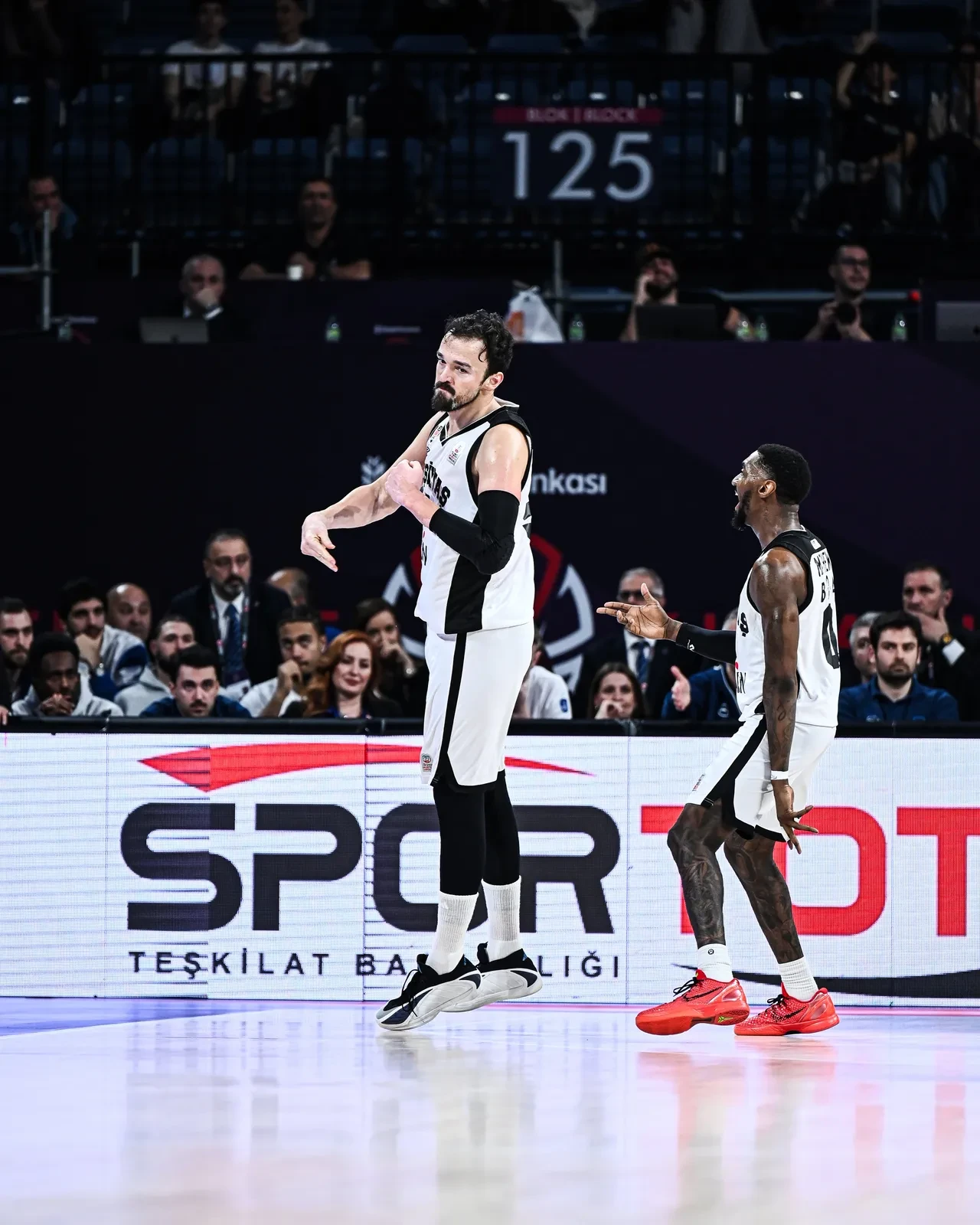 Beşiktaş Gain Anadolu Efes'i devirdi: Türkiye Kupası'nda ilk finalist!