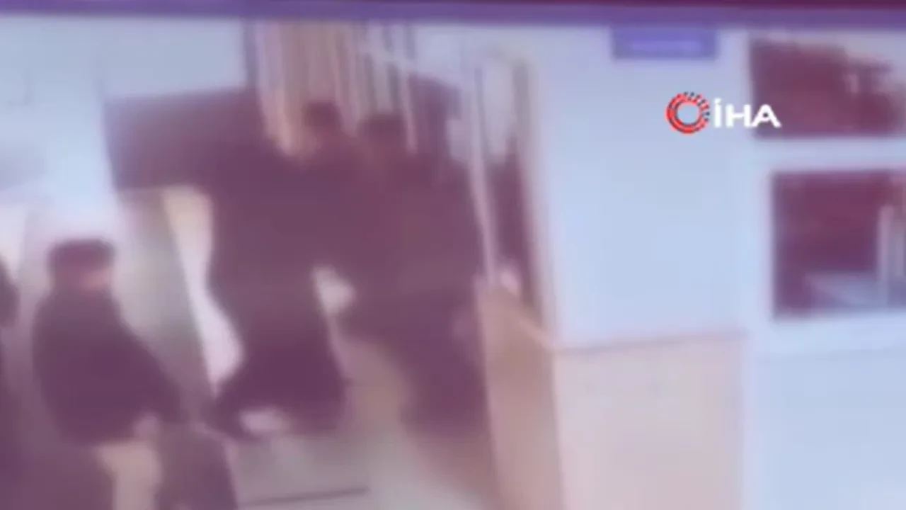 Bitlis'te kan donduran görüntüler! Veliden öğrenciye fiziksel şiddet