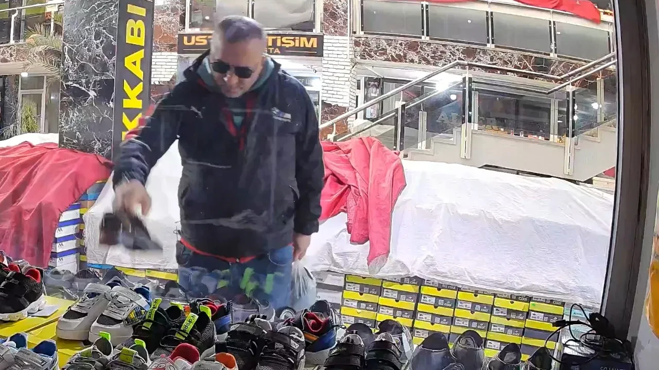 Denedi, beğendi, poşete atıp kaçtı! O anlar güvenlik kamerasında