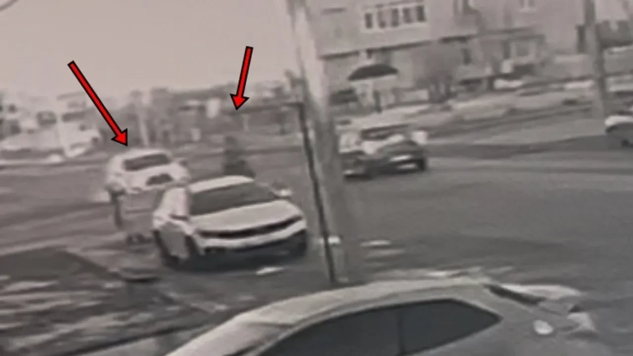 Feci kazada bisiklet sürücüsü böyle sürüklendi! Otomobil ile bisikletin çarpıştığı kaza kamerada